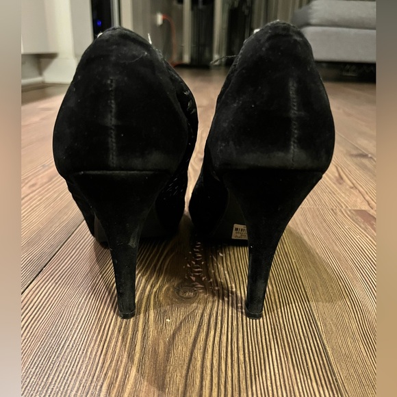 *LIKE NEW* Gorgeous sexy classic black velour peep toe 3.5” heels Sz. 8.5-9 - Picture 10 of 10